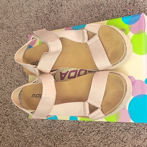 Sandel - Picture 1 of 8